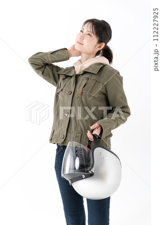 ヘルメットを持つ女性 112227925