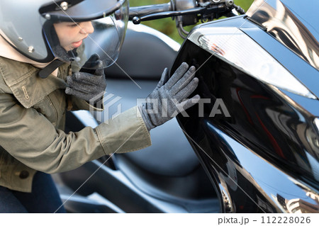 バイクの点検をする女性 112228026