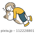 猫の抱き枕を抱いて寝る女の子 112228801