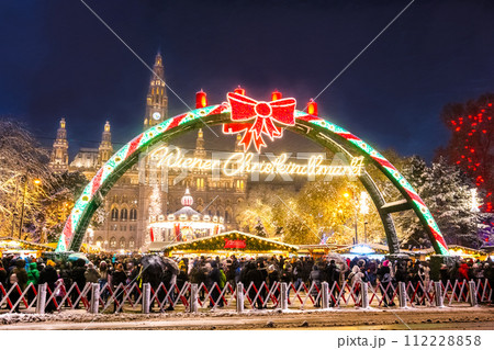 ウィーン　市庁舎広場のクリスマスマーケット 112228858