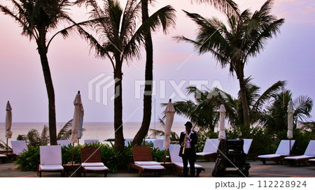 南国リゾートのマジックアワー 112228924