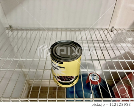 棚の上に缶詰が一缶しかない状態の写真 棚の上に缶詰が一缶しかない状態の写真 112228958