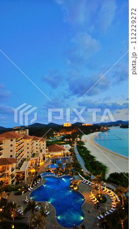 南国リゾートホテルのトワイライト風景 112229272