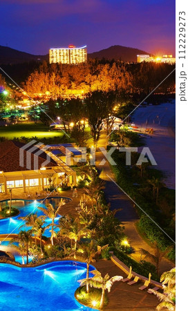 南国リゾートの夜景 112229273