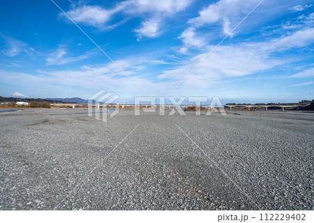 島田市の快晴の空と共にある大井川(静岡県) 島田市の快晴の空と共にある大井川(静岡県) 112229402