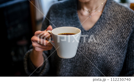 コーヒーを飲む女性 コーヒーを飲む女性 112230740