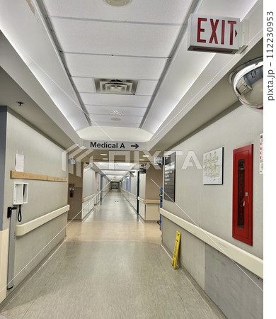 出口が遠い広くて長い廊下 112230953