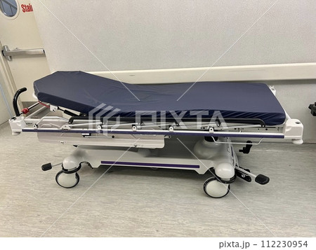 病院で患者を乗せるストレッチャー 112230954