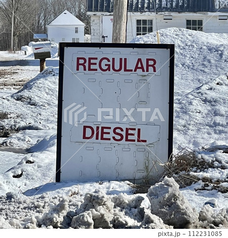 ガソリンスタンドのレギュラーとディーゼルの値段表の看板 ガソリンスタンドのレギュラーとディーゼルの値段表の看板 112231085