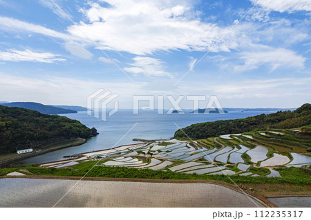 長崎県/ 九州屈指の絶景棚田 日本の原風景が見える水張り時期 新緑の土谷棚田 （どやたなだ） 112235317