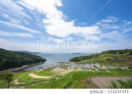 長崎県/ 九州屈指の絶景棚田 日本の原風景が見える水張り時期 新緑の土谷棚田 （どやたなだ） 112235345