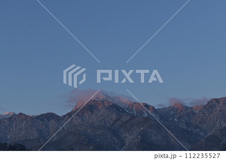 山頂に朝日射す夜明けの南アルプス甲斐駒ケ岳 112235527