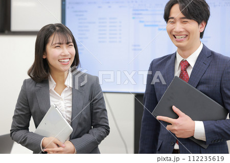 歩きながら談笑するビジネスパーソン男女_3 歩きながら談笑するビジネスパーソン男女_3 112235619