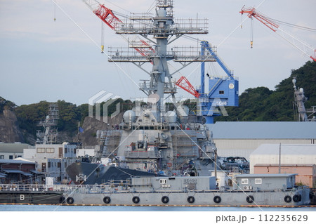 横須賀海軍施設でドック入りするアーレイ・バーク級ミサイル駆逐艦 112235629