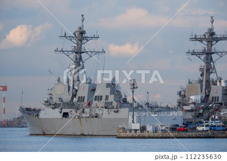 横須賀海軍施設に停泊するアーレイ・バーク級ミサイル駆逐艦ラルフ・ジョンソン 112235630
