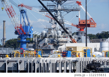 横須賀海軍施設で整備を受けるアーレイ・バーク級ミサイル駆逐艦 112235631