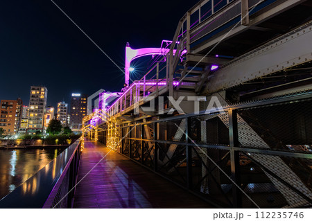東京　墨田区　すみだリバーウォークの夜景 112235746