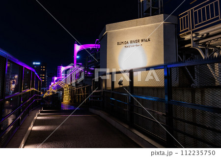 東京 墨田区 すみだリバーウォークの夜景 東京 墨田区 すみだリバーウォークの夜景 112235750