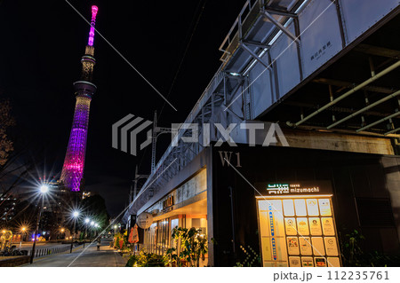 東京 墨田区の都市風景 東京ミズマチの夜景 東京 墨田区の都市風景 東京ミズマチの夜景 112235761