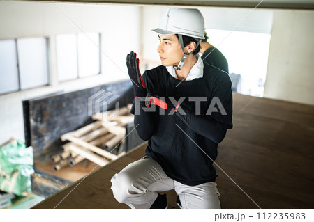 2人の解体作業員 2人の解体作業員 112235983