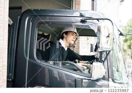 トラックの運転をする作業員 112235987