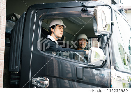 トラックの運転をする作業員 112235989