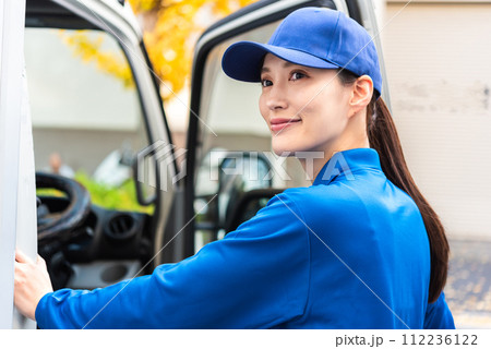 女性トラックドライバー 112236122