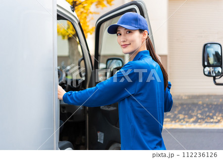女性トラックドライバー 112236126