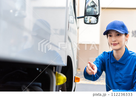 運行前点検を行う女性トラックドライバー 112236333