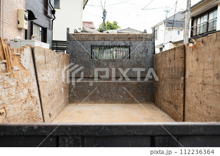 解体屋のトラックの荷台 112236364