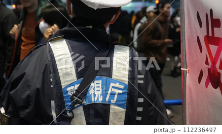 人込みを見守る警察官 112236497