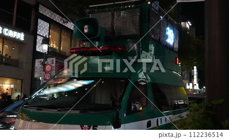 拡声器の付いた警察車両 112236514