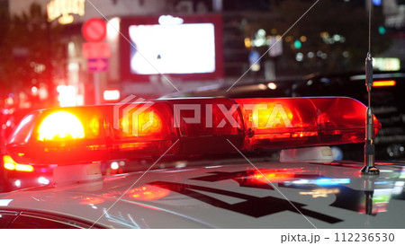 夜と赤く光るパトランプ 112236530