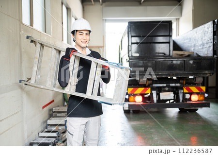 脚立を持つ解体業者 112236587