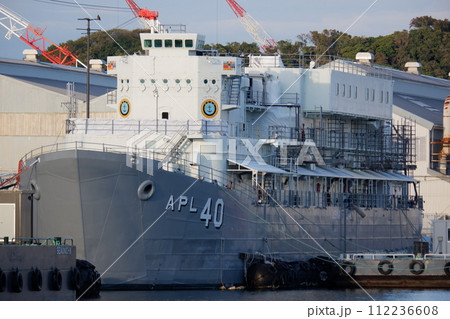 横須賀海軍施設のドックで整備を受ける宿泊艦APL40 112236608