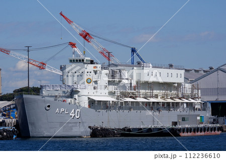 横須賀海軍施設のドックで整備を受ける宿泊艦APL40 112236610