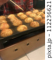 たこ焼きを焼く 112236621