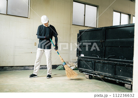 掃除する解体業者 112236632