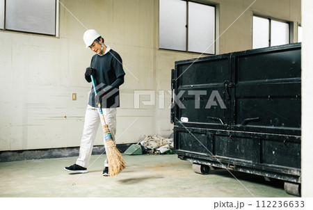 掃除する解体業者 112236633