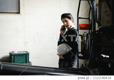 隠れて電話をする解体業者 112236918