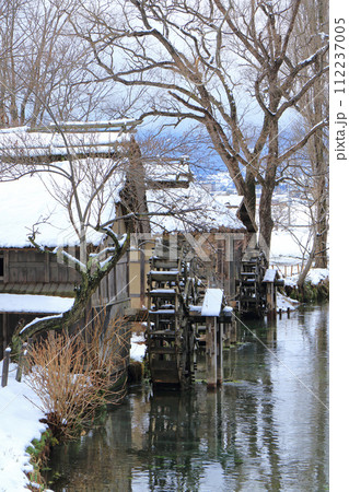 大王わさび農場　雪景色の水車小屋 112237005