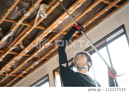 解体業の作業員 112237135