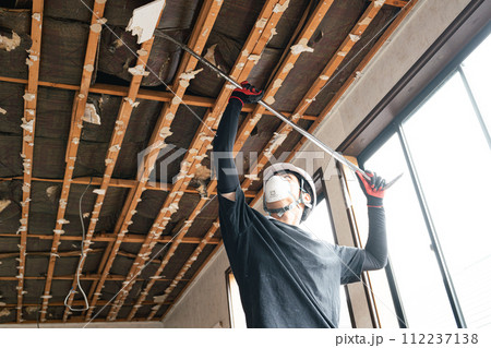 解体業の作業員 112237138