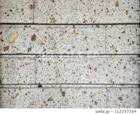 特徴的な表情の大谷石の背景イメージ 112237164