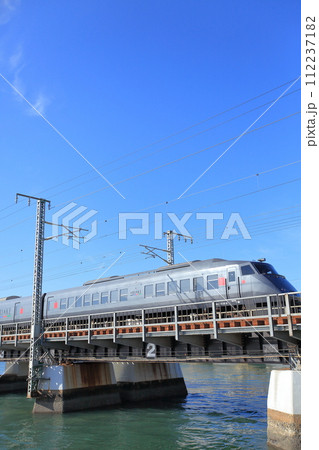 青空と多々良川橋梁と交流特急形・車両形式787系 112237182