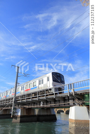 青空と多々良川橋梁と交流近郊形・車両番号クモハ810-109 112237185