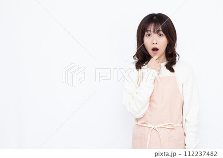 びっくり驚いている主婦 112237482