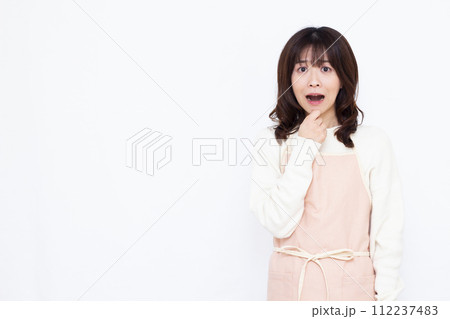 びっくり驚いている主婦 112237483