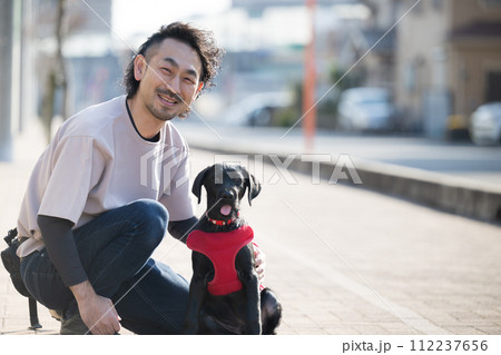 ドッグトレーナーや訓練士のイメージ　カメラ目線 112237656