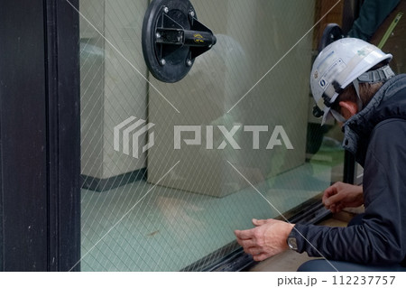 ビル1階部分の網入り透明ガラス入替工事状況 112237757